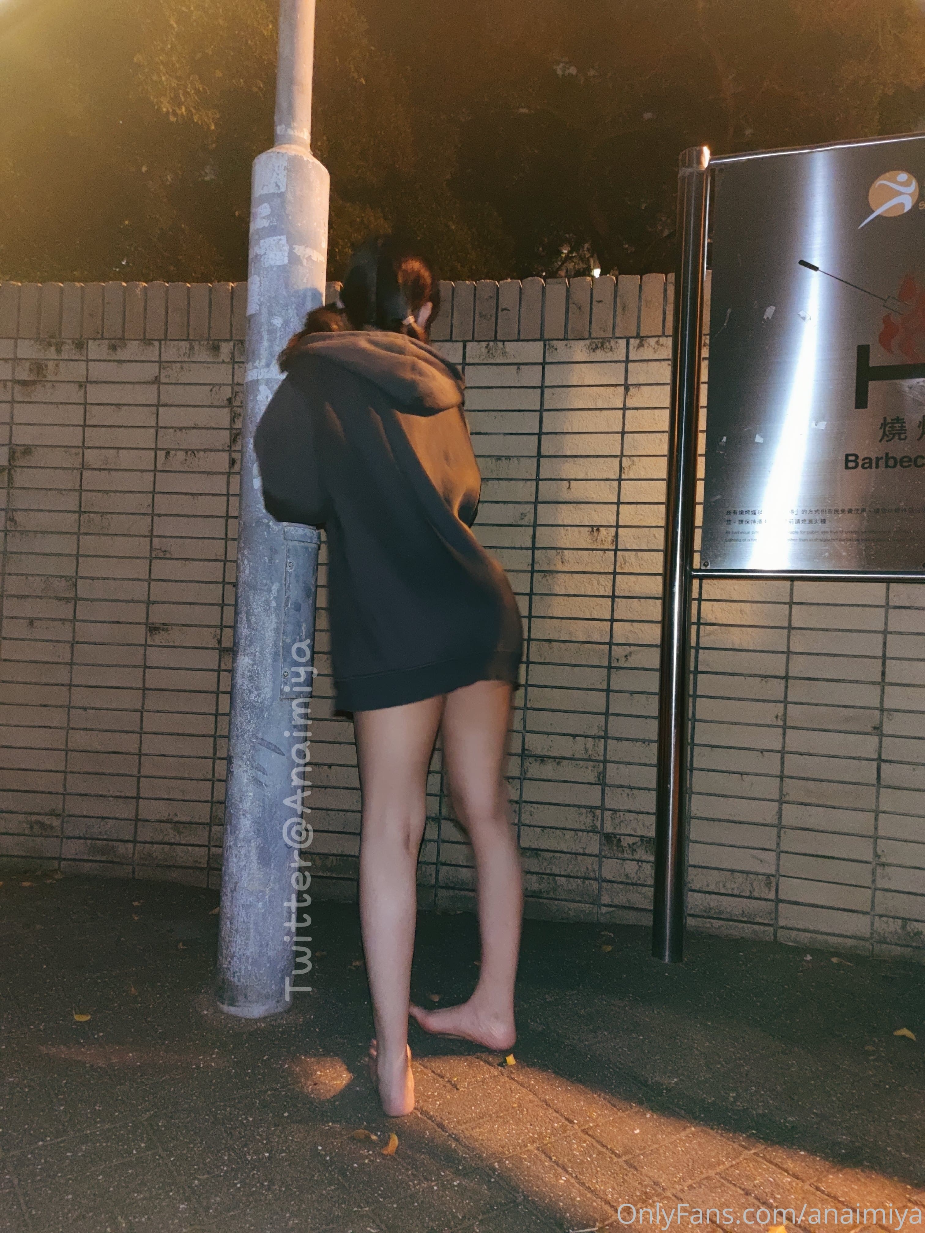 121083105