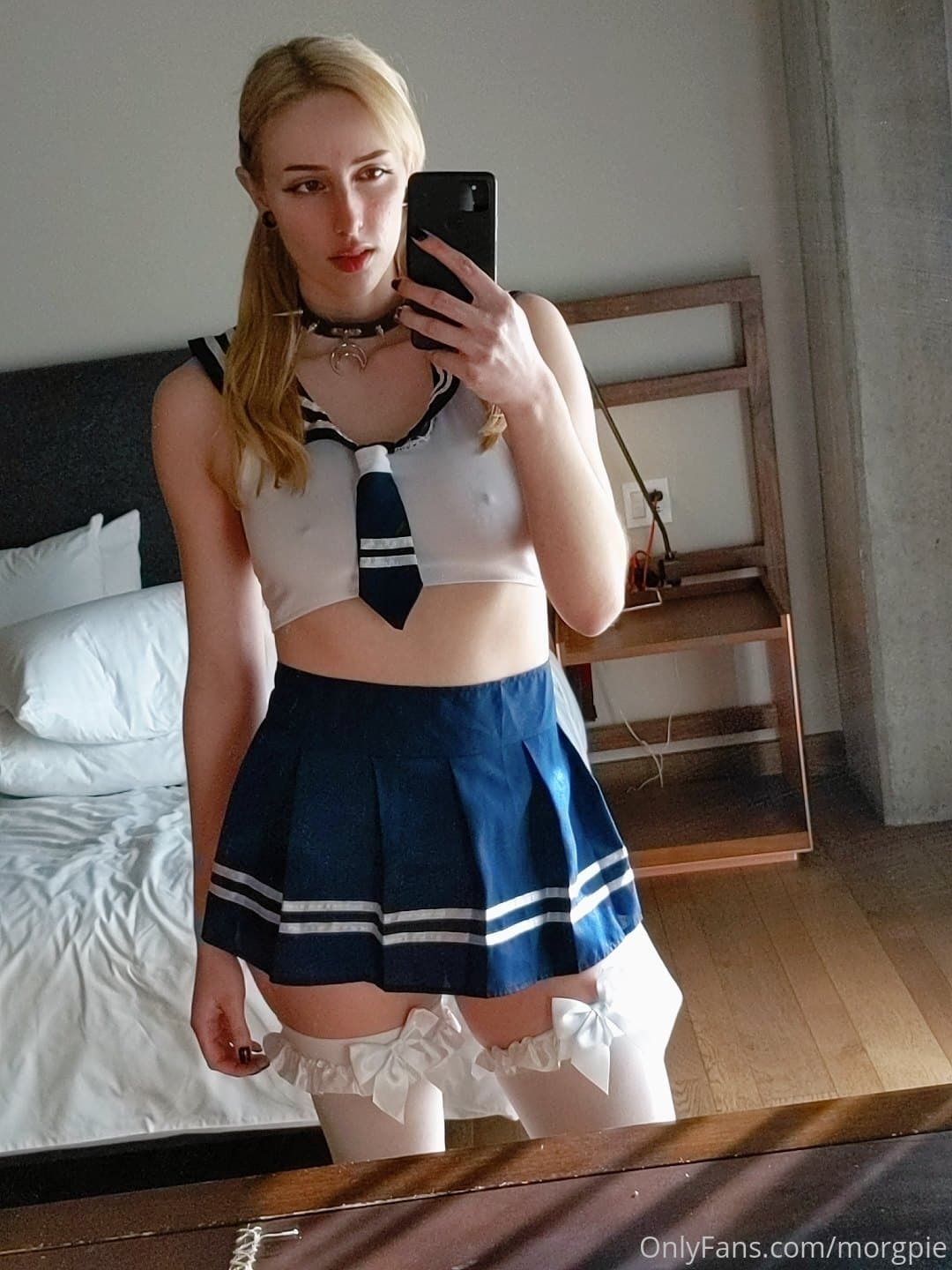 896183304