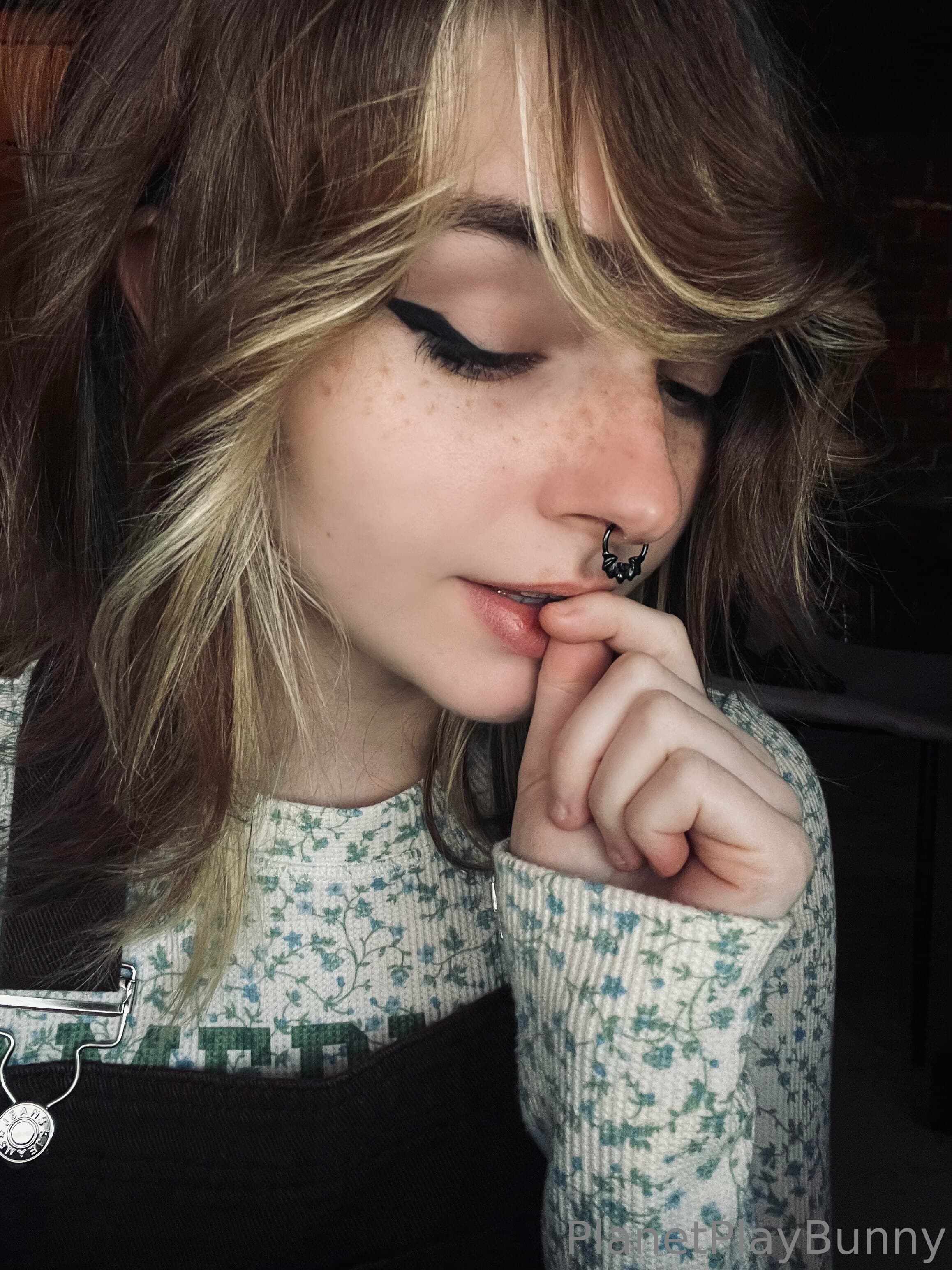 462885676