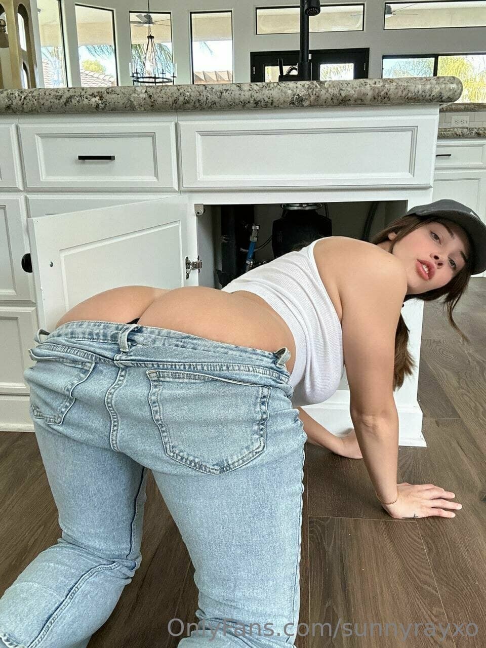 564586499
